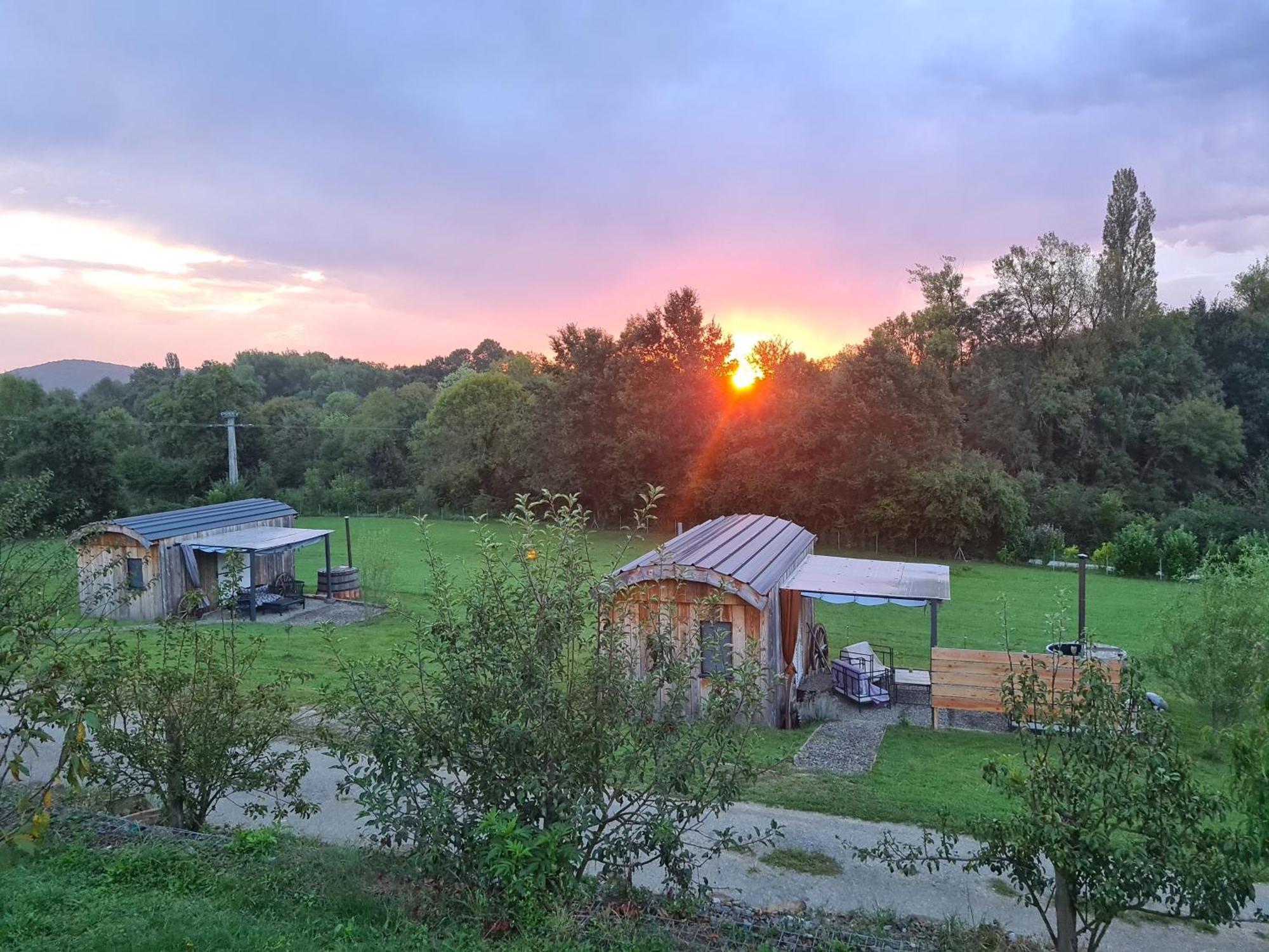 Les Milles Bottes Et Ses Roulottes Villa Encausse-les-Thermes Buitenkant foto